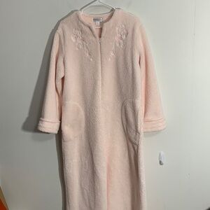 Miss Elaine plush robe light pink, Size Med, full zipper, very good condition